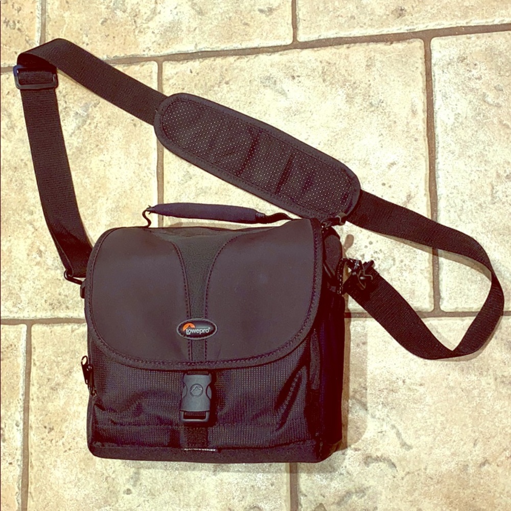 DSLR Camera Bag!! ⭐️SALE⭐️ LowePro All-Weather #170AW